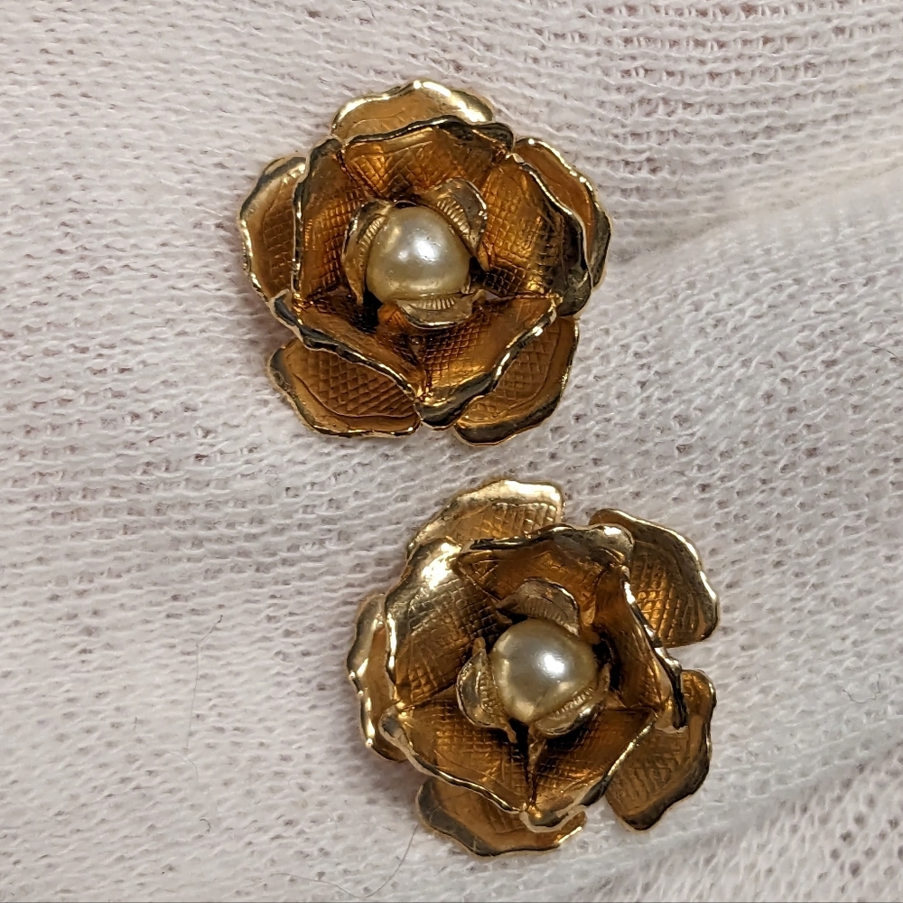 Vintage Gold Tone Floral Flower Earrings with Pearls